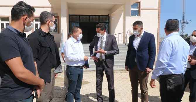 Kumbasar Yüksekova'daki 2 okulu ziyaret etti