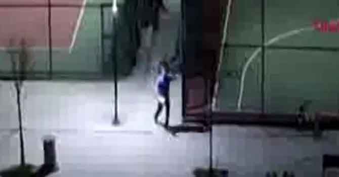 Etrafa ateş açarak binaya girdi!