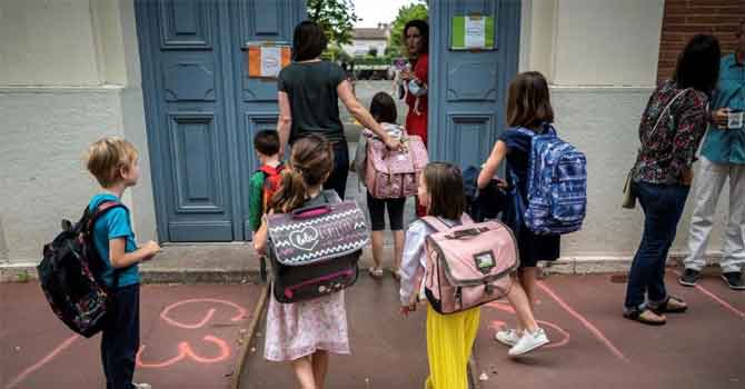Avrupa'da çocuklar salgının gölgesinde okula dönüyor