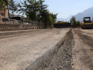 Hakkari'de yol onarım ve asfaltlama çalışması başladı