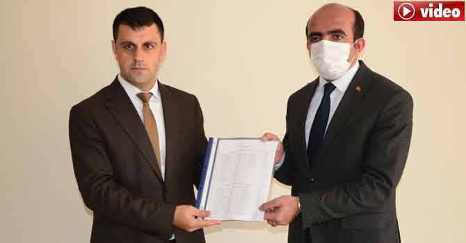 Ak Parti Hakkari Merkez İlçe Başkanı Demir Mazbatasını aldı