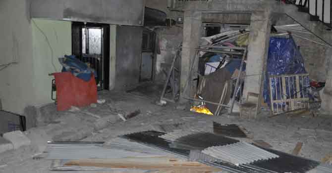 Şiddetli rüzgar nedeniyle Çukurca'da çatılar uçtu