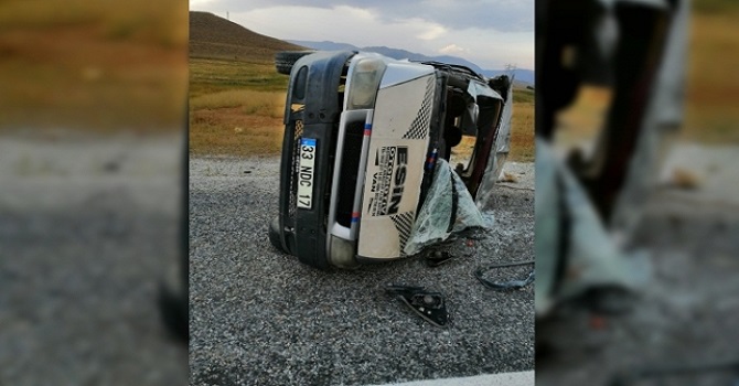 Hakkari-Van karayolunda trafik kazası: 3'ü çocuk 8 yaralı