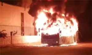 Halk otobüsü çıkan yangında kullanılmaz hale geldi