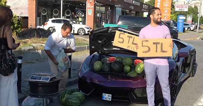 Lüks otomobille 5 liraya karpuz satıyor!