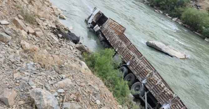 Kontrolden çıkan Tır Zap suyuna yuvarlandı