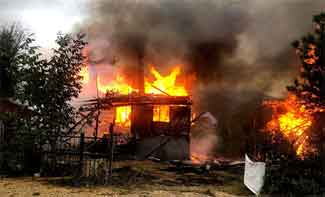 Ev ve ambar, alev alev yandı 