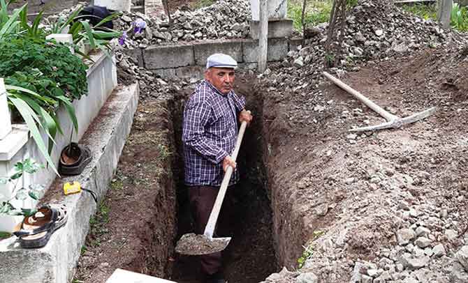 Çocukları telaş yaşamasın diye kendi mezarını kazdı