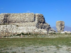 Van Gölü suları çekilince tarihi kale göründü