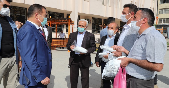 Hakkari Muhtarlar derneği ücretsiz maske dağıttı