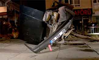 Otomobil elektrik direğinde asılı kaldı: 1'i ağır 2 yaralı