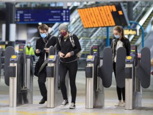 İngiltere'de koronavirüs vakalarındaki artış 'ciddi kaygı yaratıyor