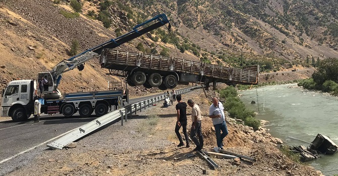 Zap suyuna uçan TIR çıkartıldı