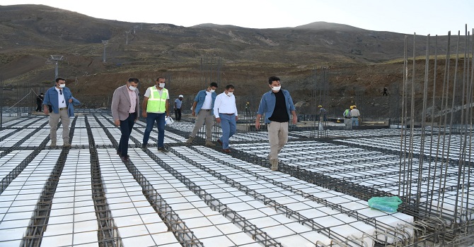 Vali Akbıyık otel inşaatında inceleme yaptı