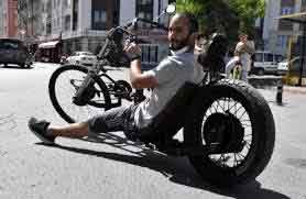 Kendi tasarladığı bisikletle, yollarda ilgi odağı oldu