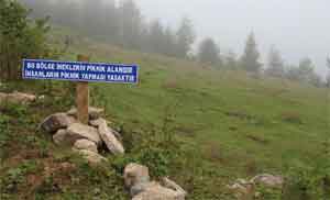 Yaylaya çöp bırakan piknikçilere tabelalı uyarı
