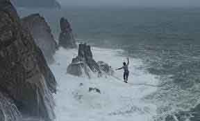 Fırtınaya aldırış etmeden ip üzerinde yürüdü