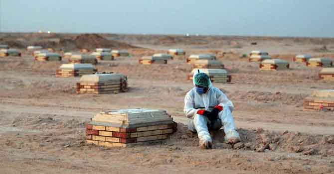 Çocukları koronavirüsten ölen babalarının mezarını açtırdı, içinden kadın çıktı