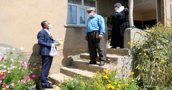 Yüksekovalı muhtar, 'Yaşlılar evden çıkmasın' diye ev ev dolaşıp maske dağıtıyor