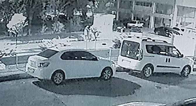 Erkek arkadaşının saldırısına uğrayan kadın, seyir halindeki araçtan atladı