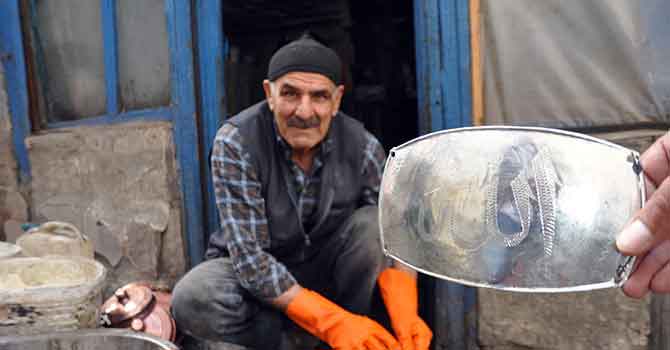 Koronavirüse dikkat çekmek için bakırdan maske yaptı