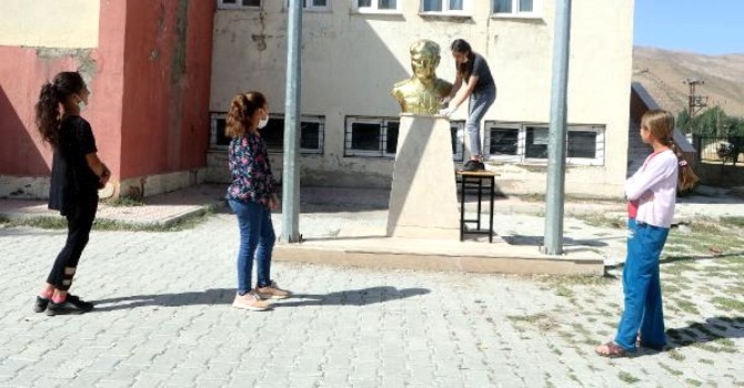 Yüksekova'da öğretmenler, öğrencileri için okullarını hazırlıyor