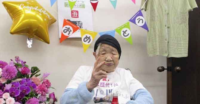 117 yaşındaki kadın, yeni rekorunu kola içerek kutladı