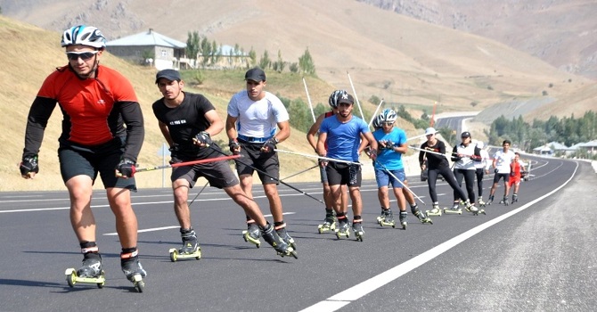 Yüksekova'da Baba ile kızı asfaltta sporcu yetiştiriyor