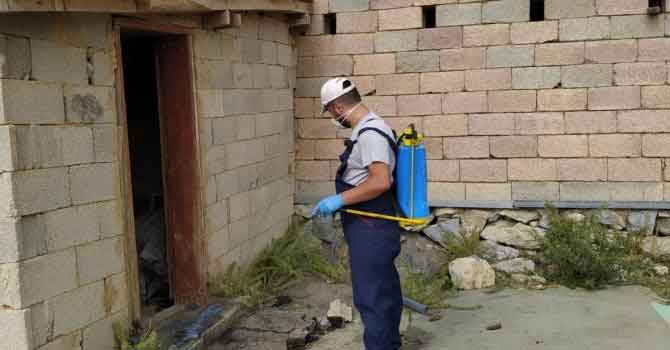 Hakkari'de dezenfekte ve yol yıkama çalışması
