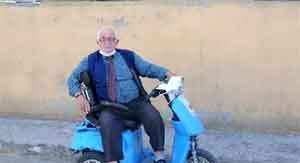 78 yaşında, 3. eşini bulmak için duraklara ilan astı