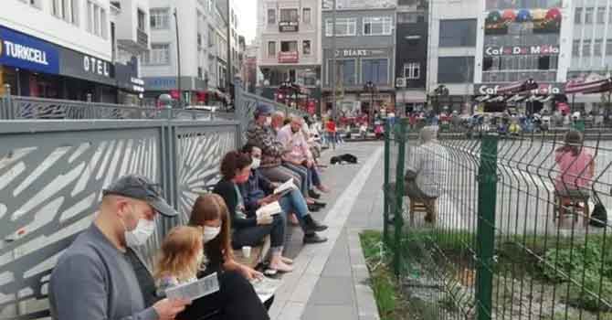 Fatsalılar madene karşı yalın ayak kitap okuyor