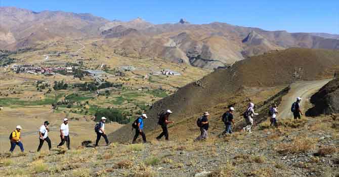 Hakkari'de 2800 rakımlı bölgeye doğa yürüyüşü
