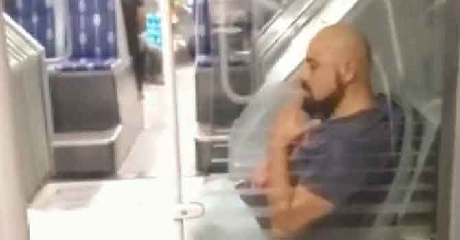 Maskesiz yolcu metrobüste sigara içti