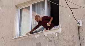 Eşyaları sokağa atıp pencere kenarında kahvaltı yaptı