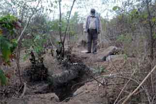 Defineciler, İtalyan Mezarlığı'nı tahrip etti