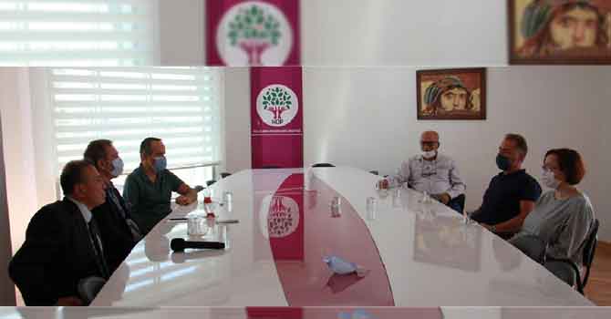 KHK’lı eski vali yardımcısı, diyanet çalışanları ve subayın da bulunduğu bir grup HDP’yi ziyaret etti