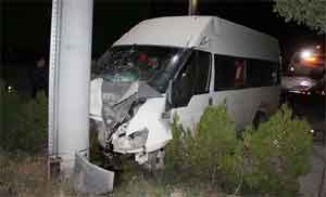 İşçi servisi ile otomobil çarpıştı: 6 yaralı