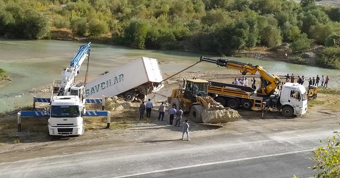 Hakkari-Van karayolunda TIR, Zap Suyu’na Uçtu