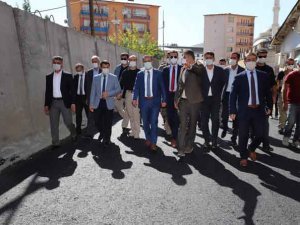 Vali Akbıyık: 1 yılda 20 kilometre asfalt yaptık!