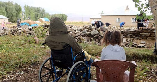 Yüksekovalı aile Yılan korkusuyla yeni ev yapıyorlar