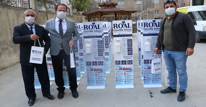 Dr. Rojin Alpergin'den Hakkari'deki 50 okula dezenfektan standı