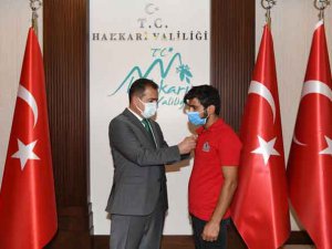 Vali Akbıyık TEKNOFEST2020'ye katılan Tatlı'yı ödüllendirdi