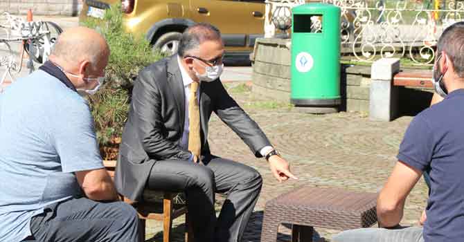 Sokağa inen validen uyarı: Masa tabure sohbetlerinde virüs yayılıyor