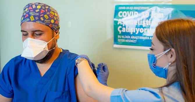 Çin'de geliştirilen koronavirüs aşısı Türkiye'de ilk gönüllüye yapıldı