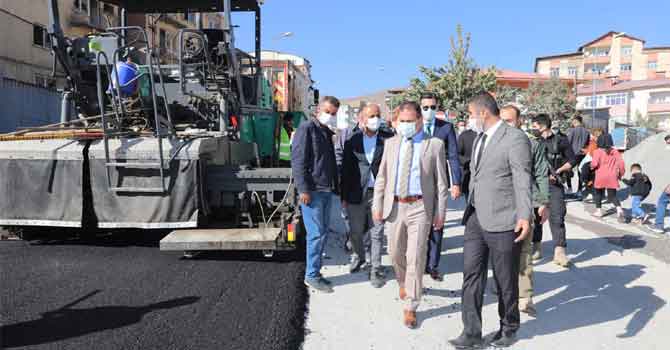 Vali Akbıyık, Cumhuriyet Caddesindeki asfalt çalışmalarını denetledi