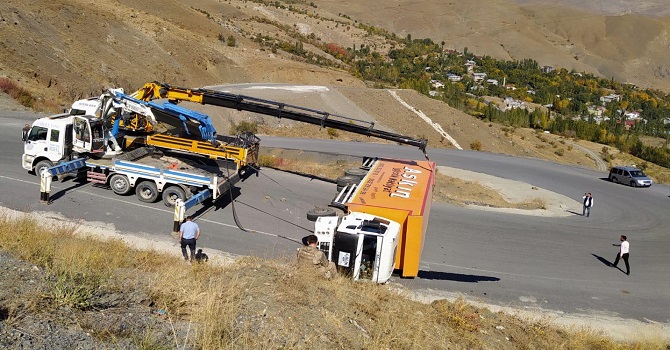 Hakkari'de virajı alamayan Kamyon yan yattı