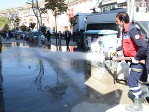 Hakkari Belediyesi cadde ve sokakları yıkıyor!
