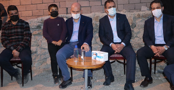 Bakan Soylu, Hakkari'de Şehit Aileleri Ziyaret etti