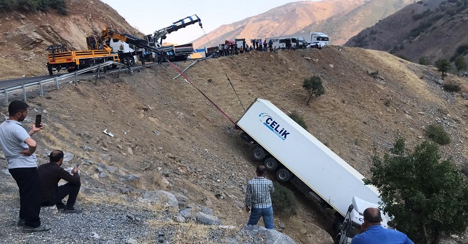 Hakkari'de TIR, şarampole uçtu