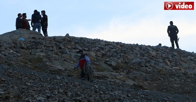 Hakkari'de Müzakereci polisler, genç kadını 2 saatte intihardan vazgeçirdi